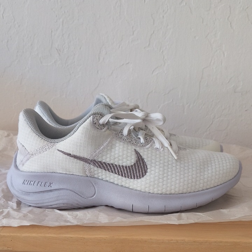 Nike Flex White and Gray Running Shoes